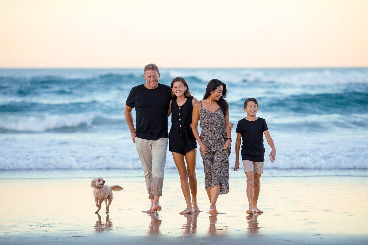 Familia feliz en la playa