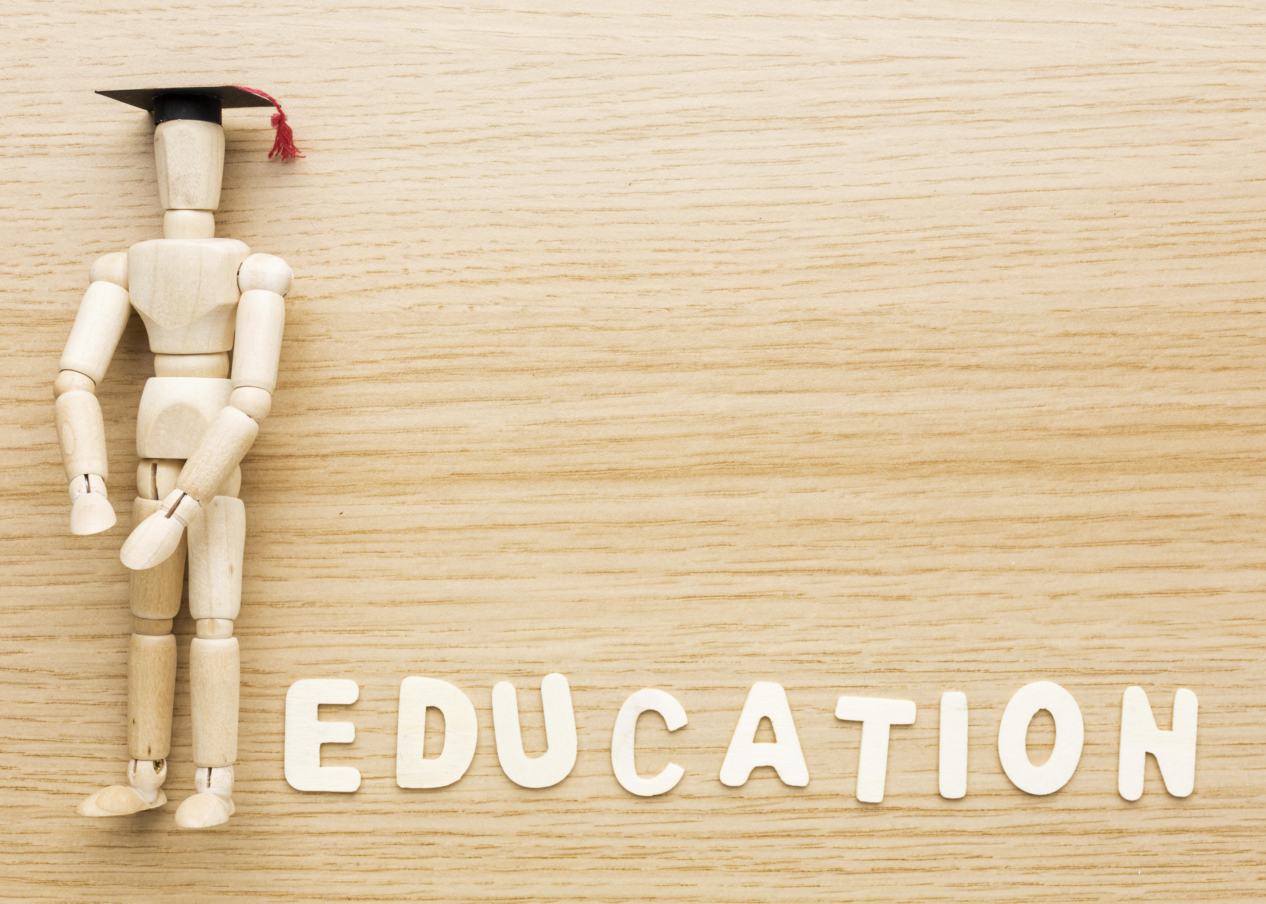 Estatuilla académica representando la tradición educativa a lo largo de la historia